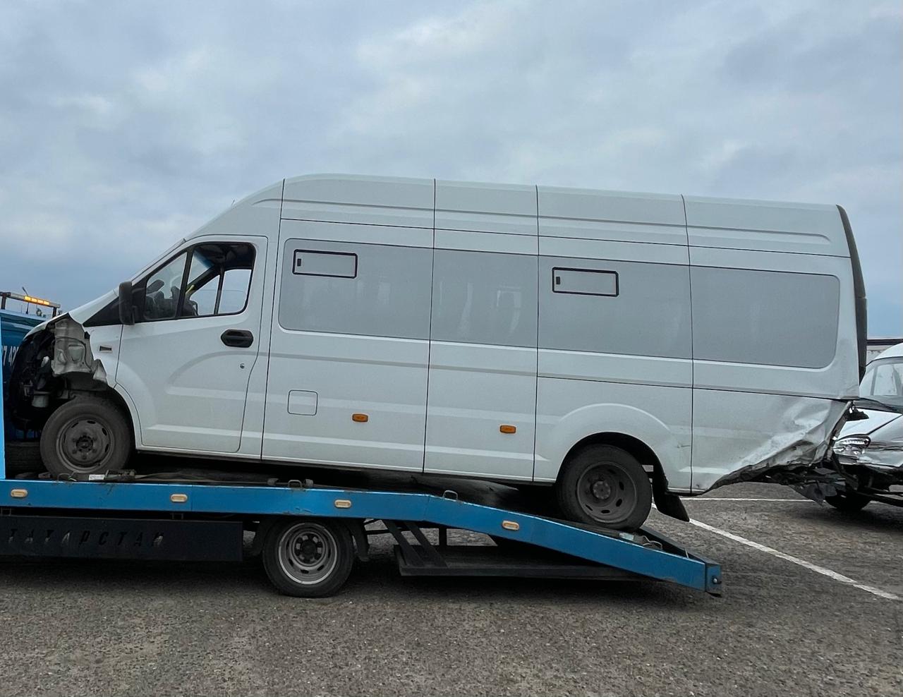 Повреждённый микроавтобус после ДТП на эвакуаторе