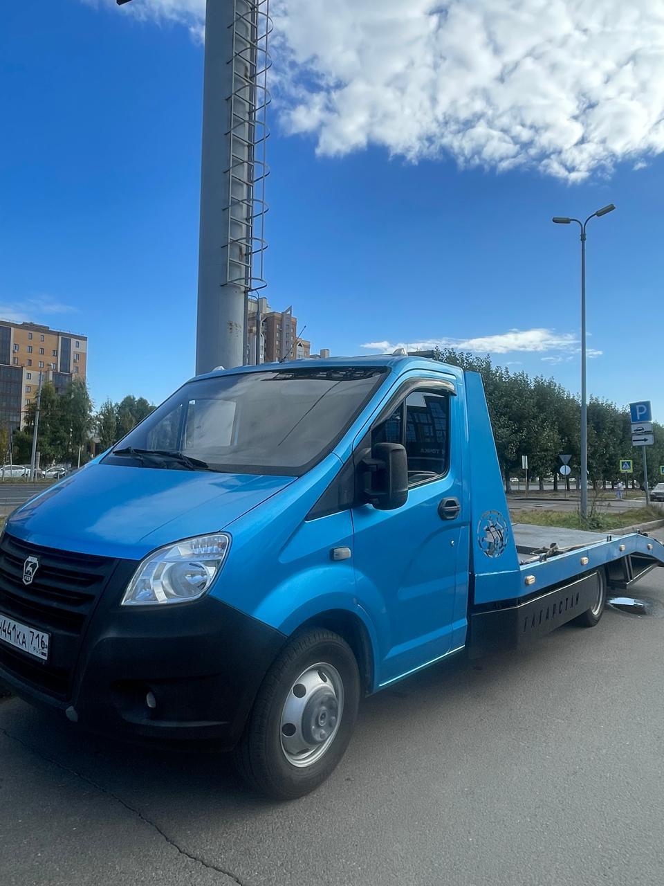 Пустой синий эвакуаторна улице